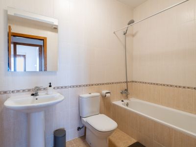 Salle de bains avec baignoire