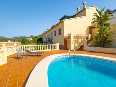 Piscine communautaire et terrasse