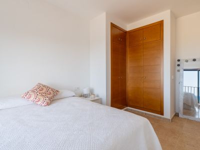 Chambre avec placards intégrés