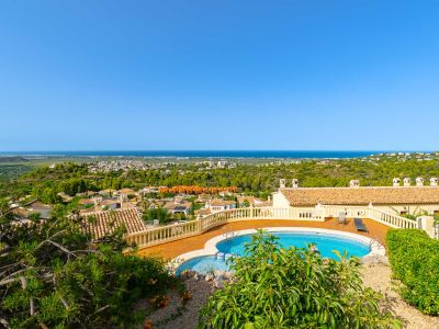 Piscine communautaire avec vue mer