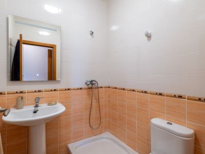 Salle de bain avec douche