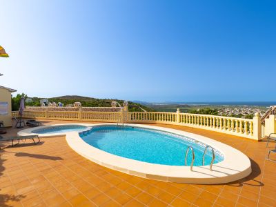 Piscine communautaire avec vue mer