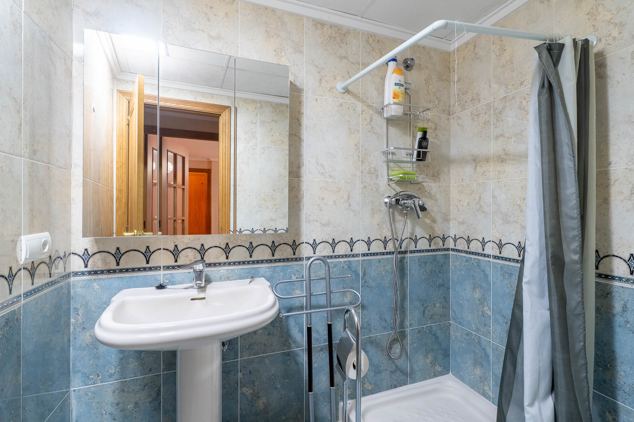 Salle de bain avec douche