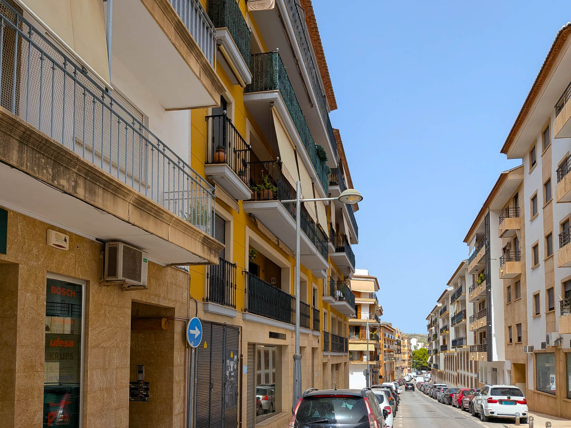 Façade de l'immeuble et rue