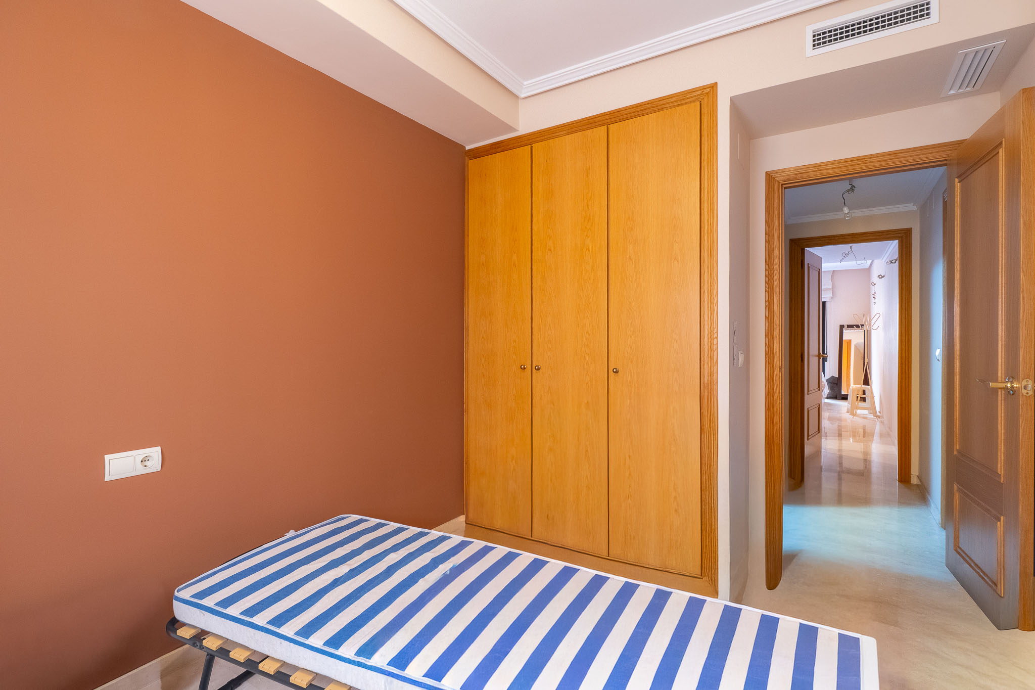 Chambre avec placard intégré