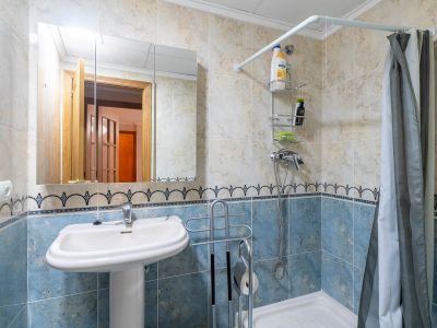 Salle de bain avec douche