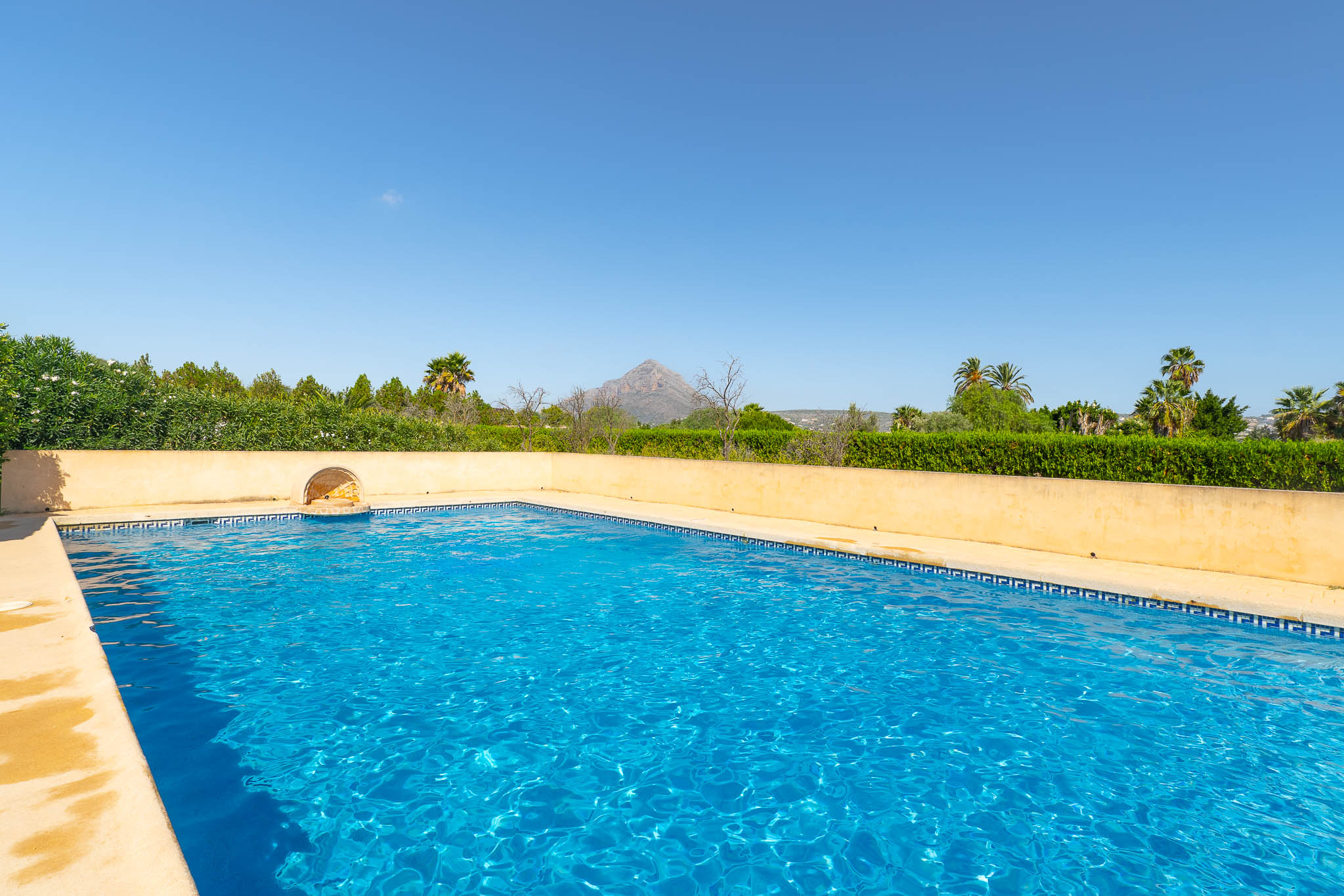 Piscine communautaire avec vue dégagée