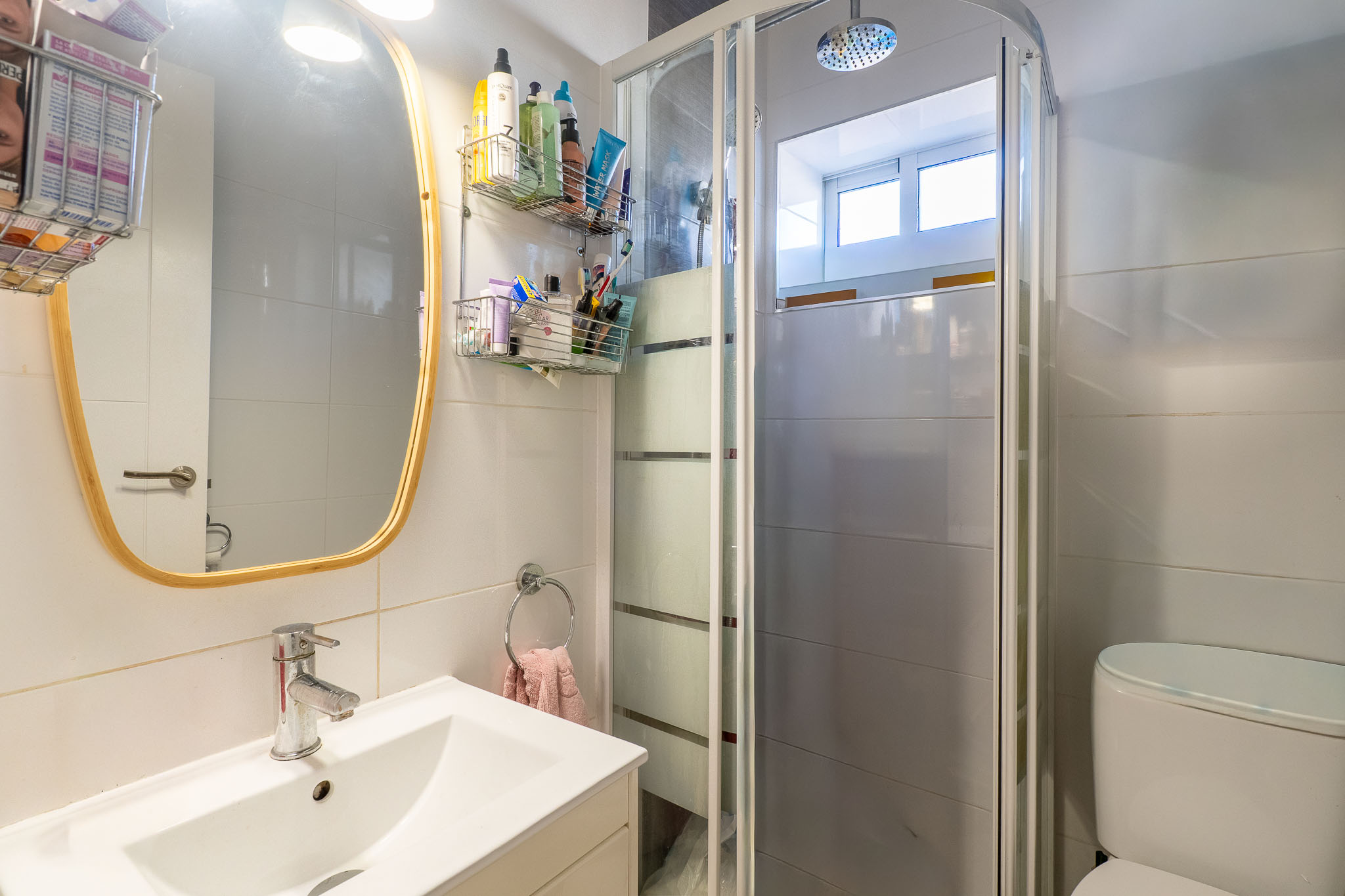Salle de bains avec douche