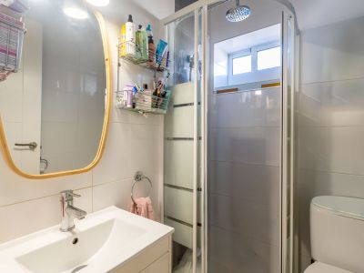 Salle de bains avec douche