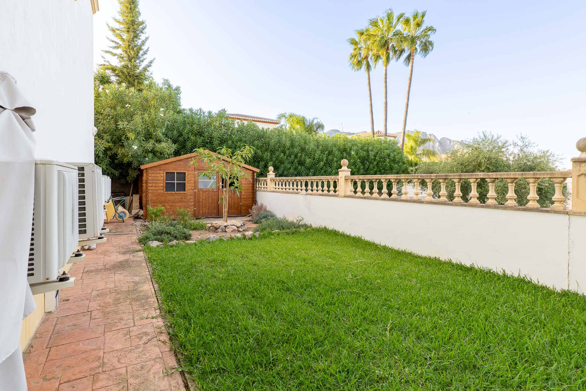 Jardin avec abri de jardin