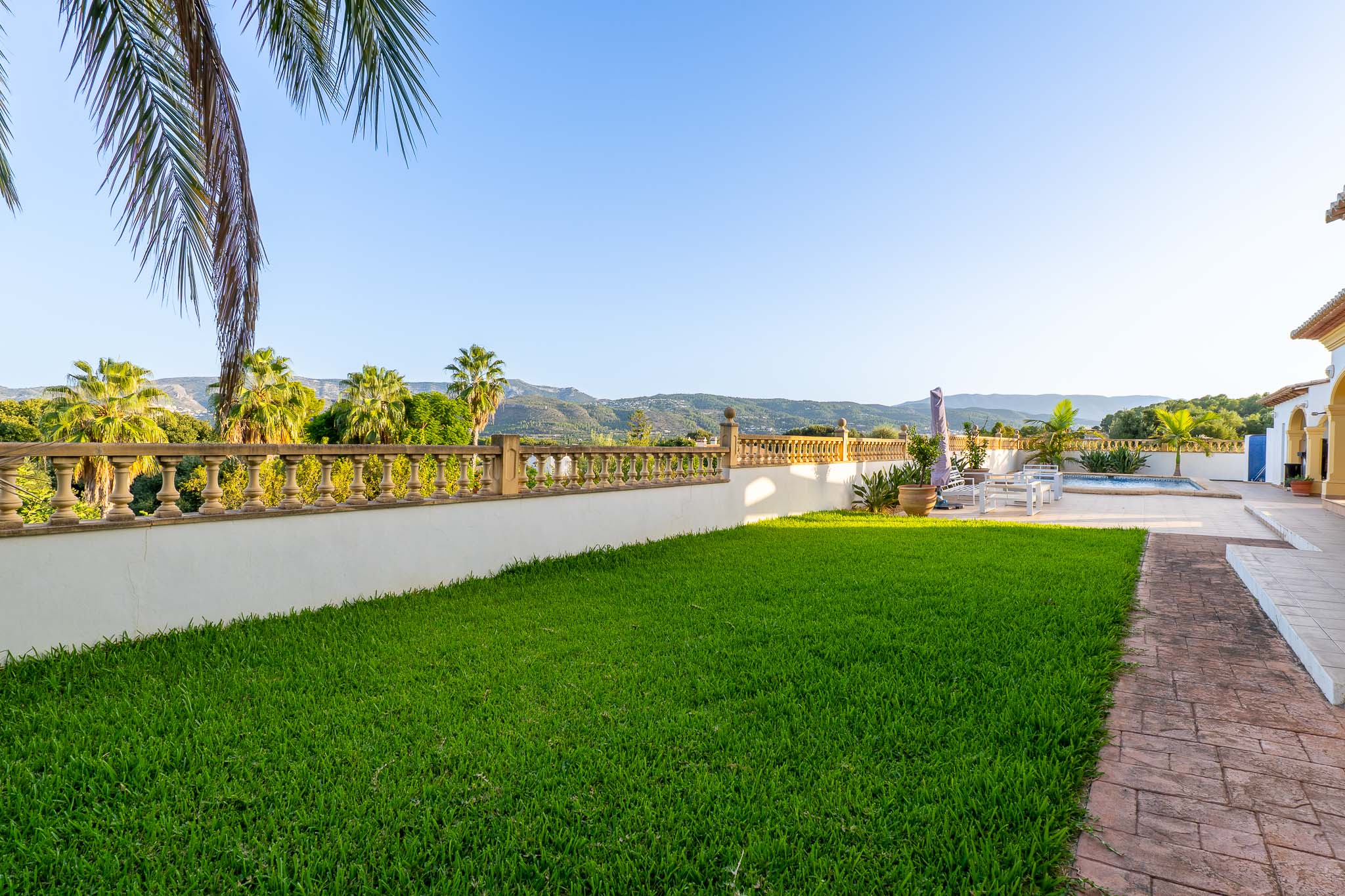 Jardin avec vue sur les montagnes