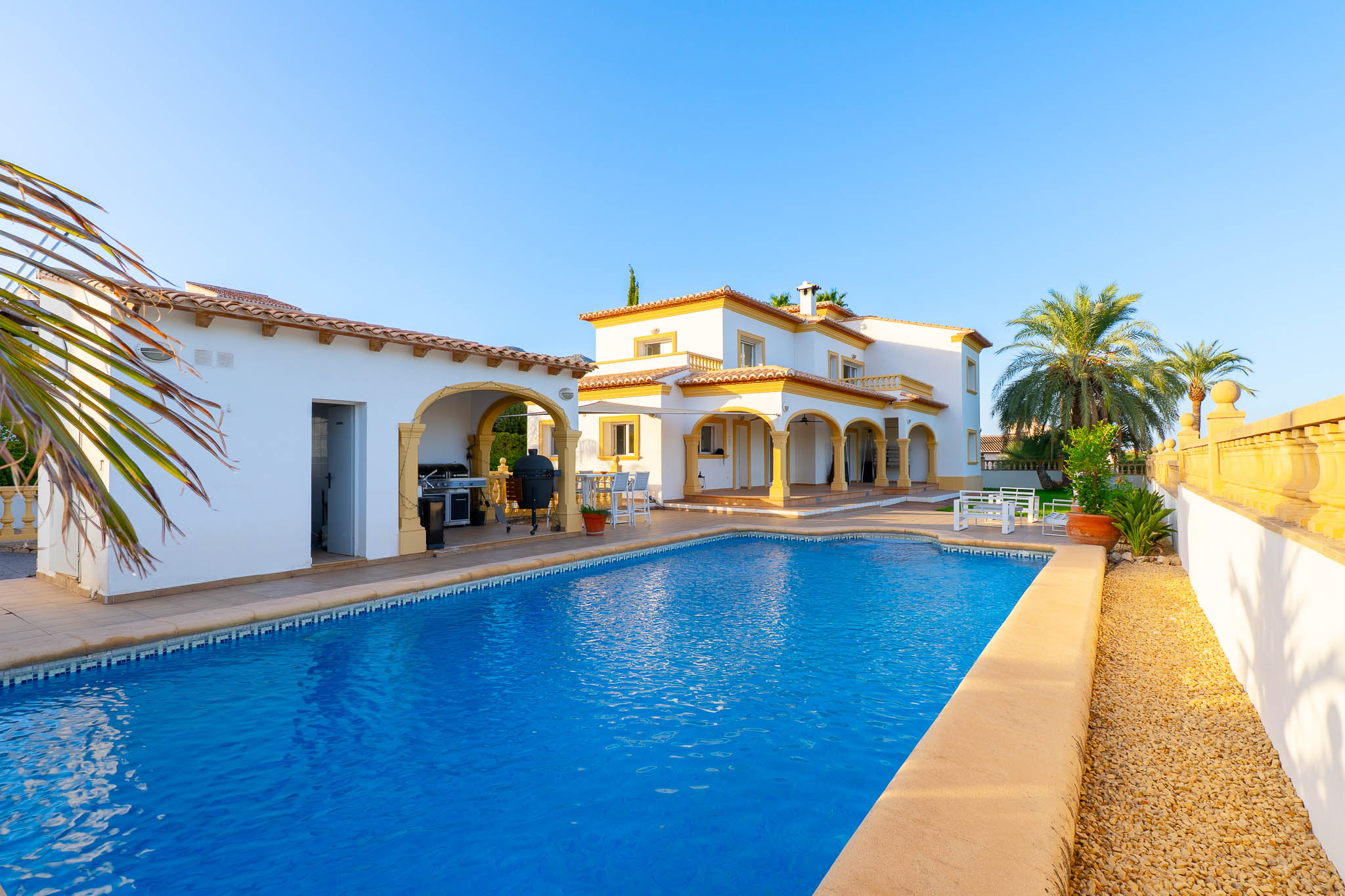 Piscine et extérieur de la villa