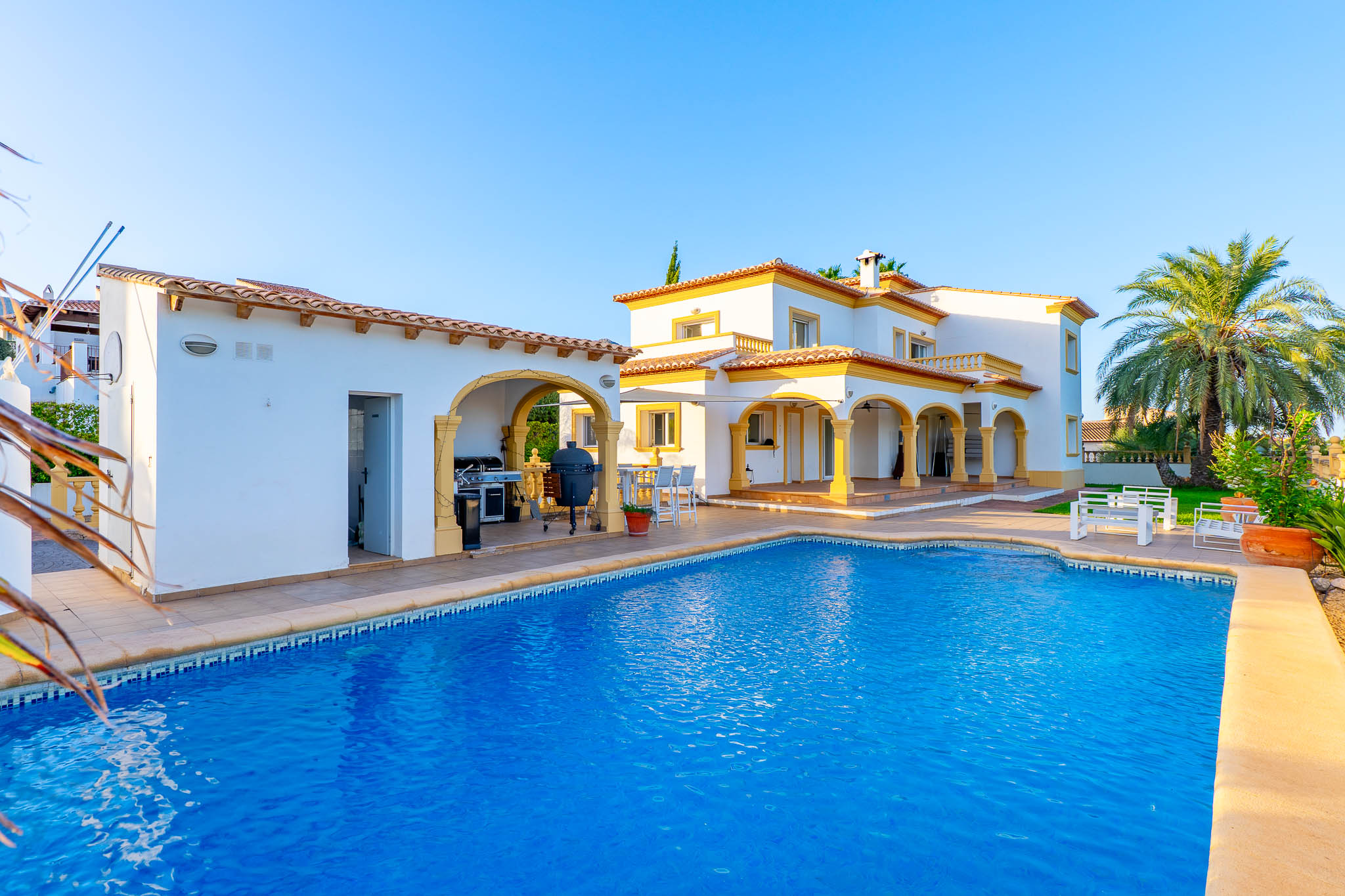 Piscine et extérieur de la villa