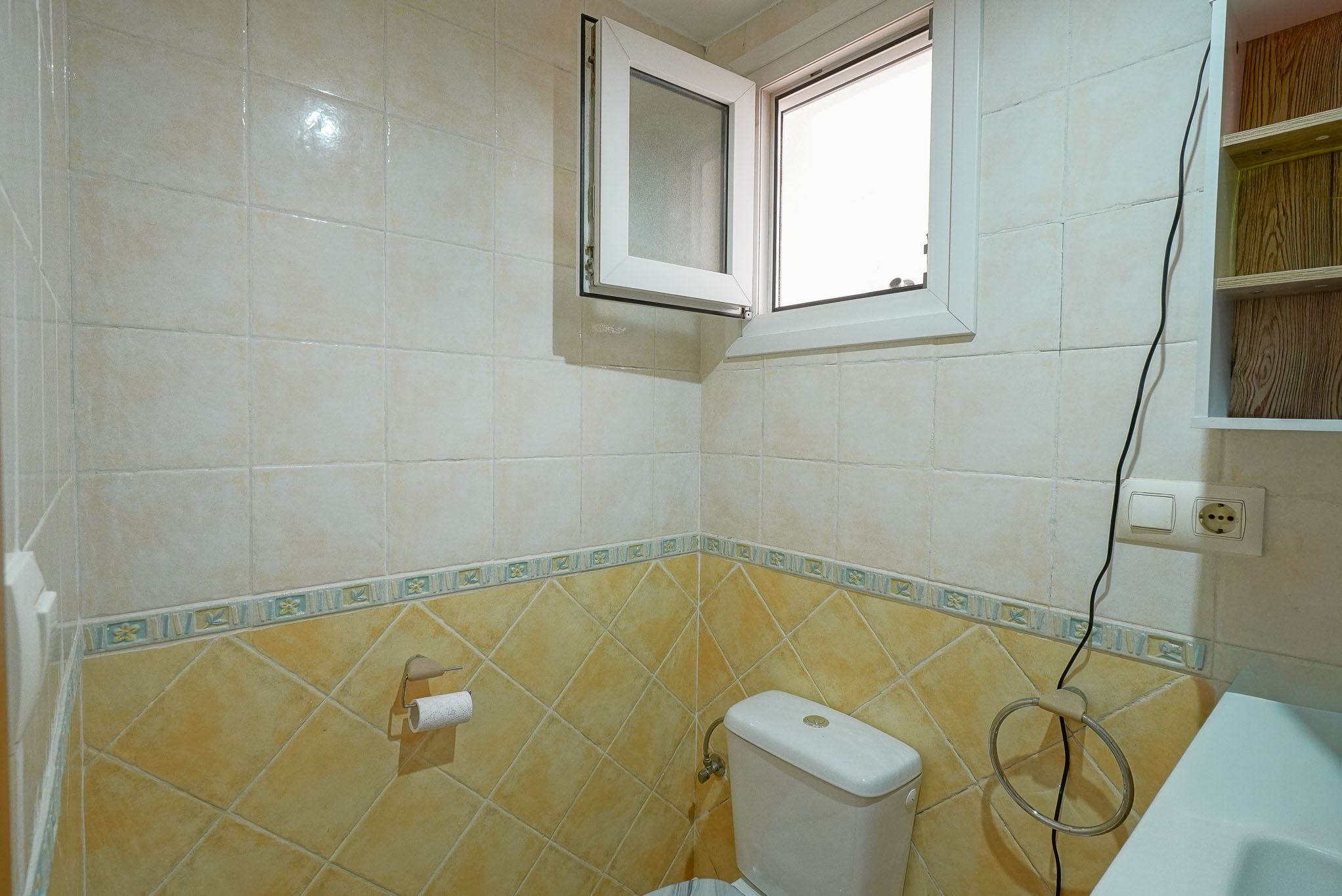 Salle de bains avec fenêtre