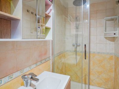 Salle d'eau avec douche