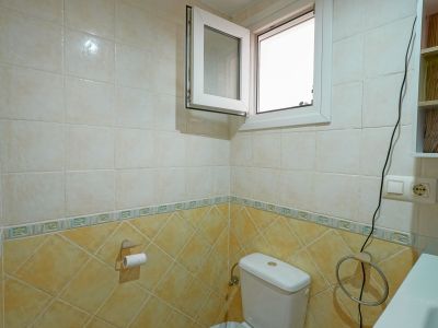 Salle de bains avec fenêtre