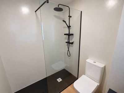 Salle de bains avec douche