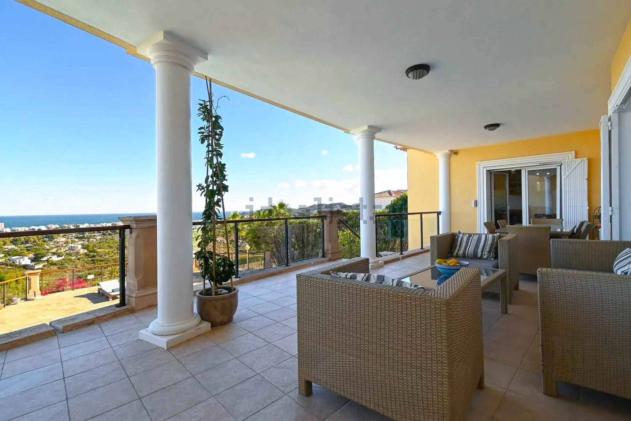Terrasse couverte avec vue mer