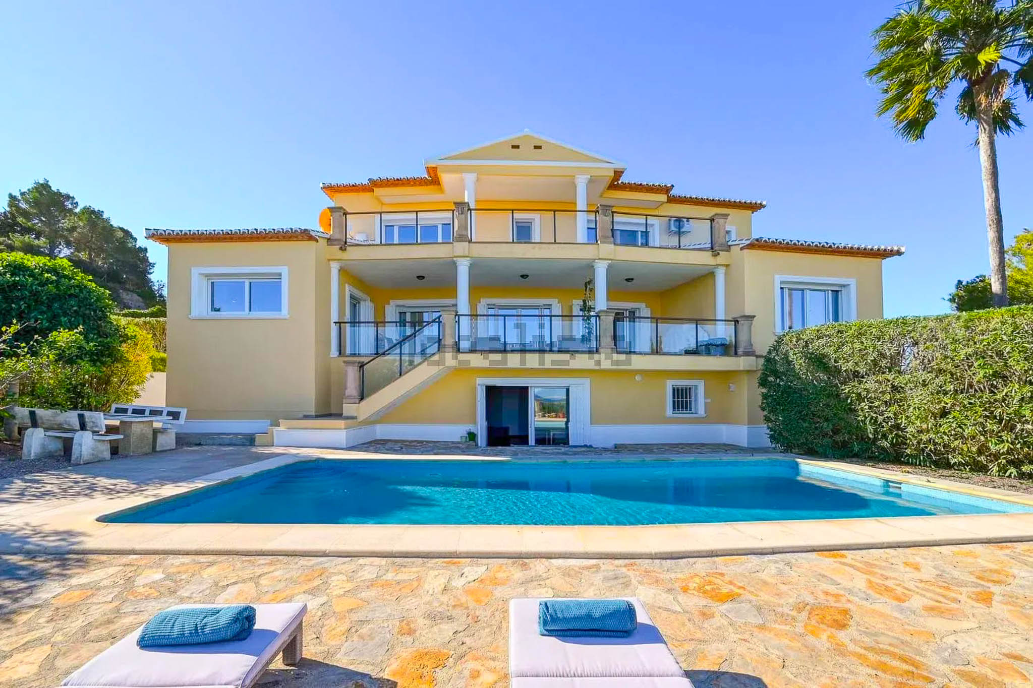 Extérieur de villa avec piscine