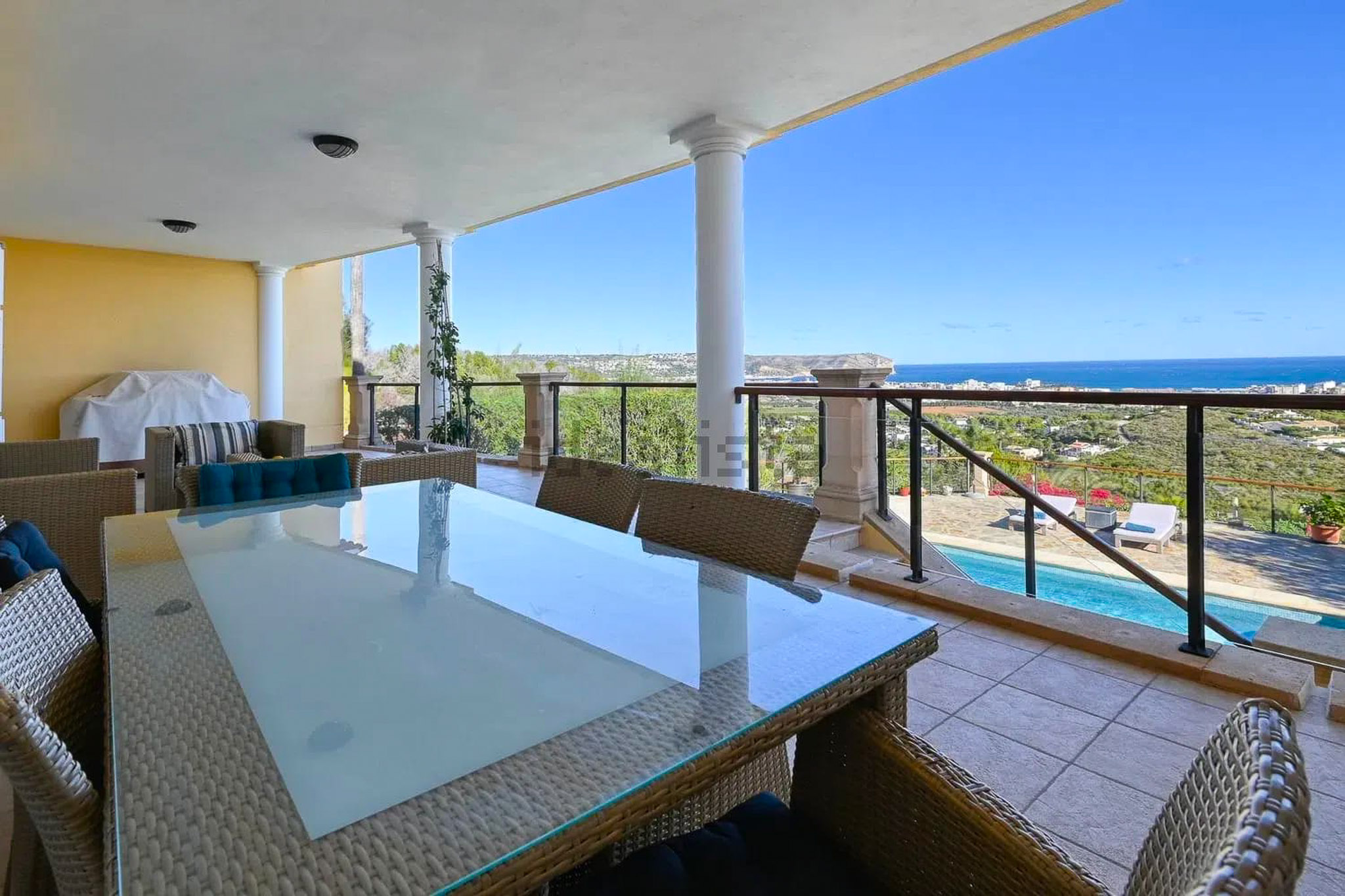 Terrasse couverte avec vue mer