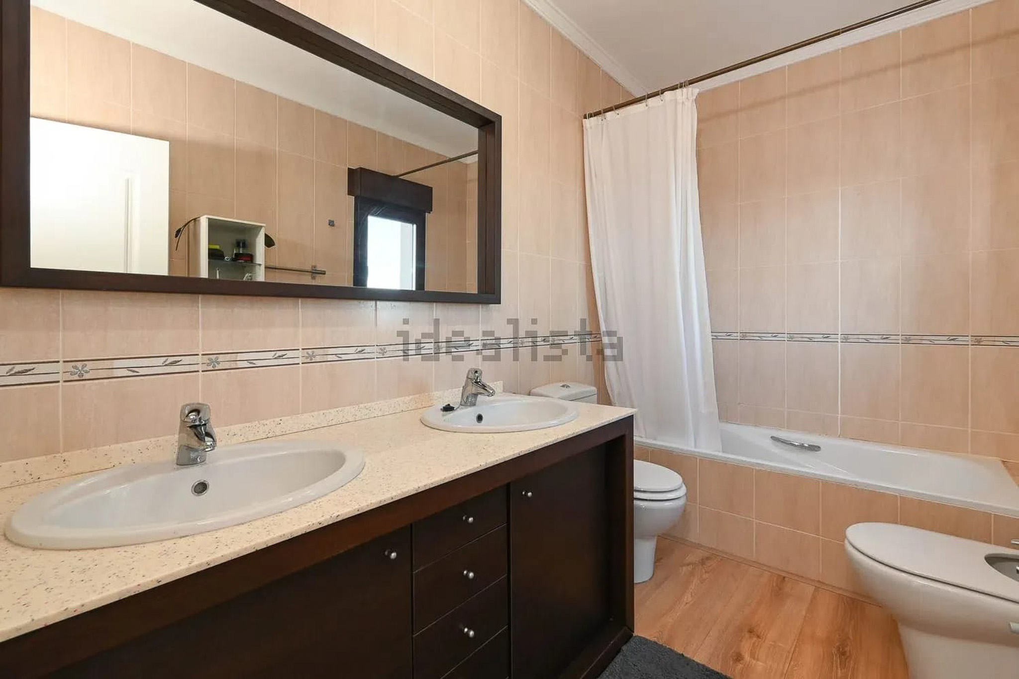 Salle de bains avec baignoire