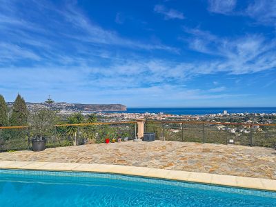 Terrasse avec piscine et vue mer