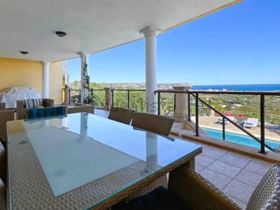 Terrasse couverte avec vue mer