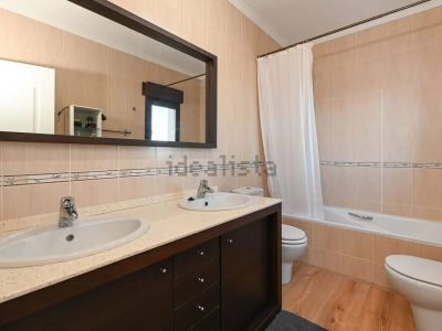 Salle de bains avec baignoire