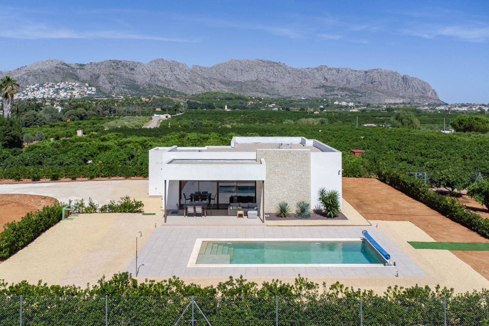 Extérieur de la villa avec piscine
