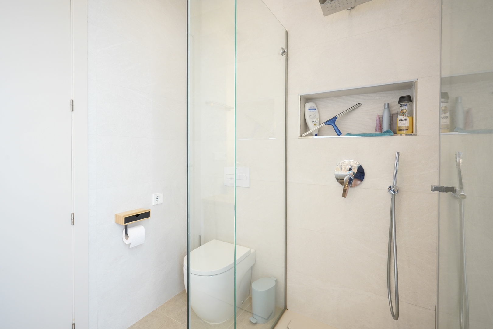 Salle de bains avec douche