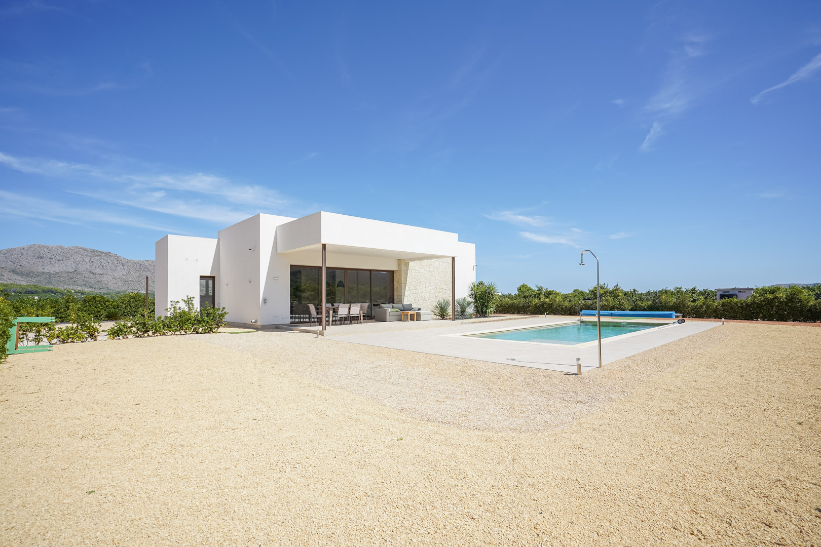 Extérieur avec terrasse et piscine