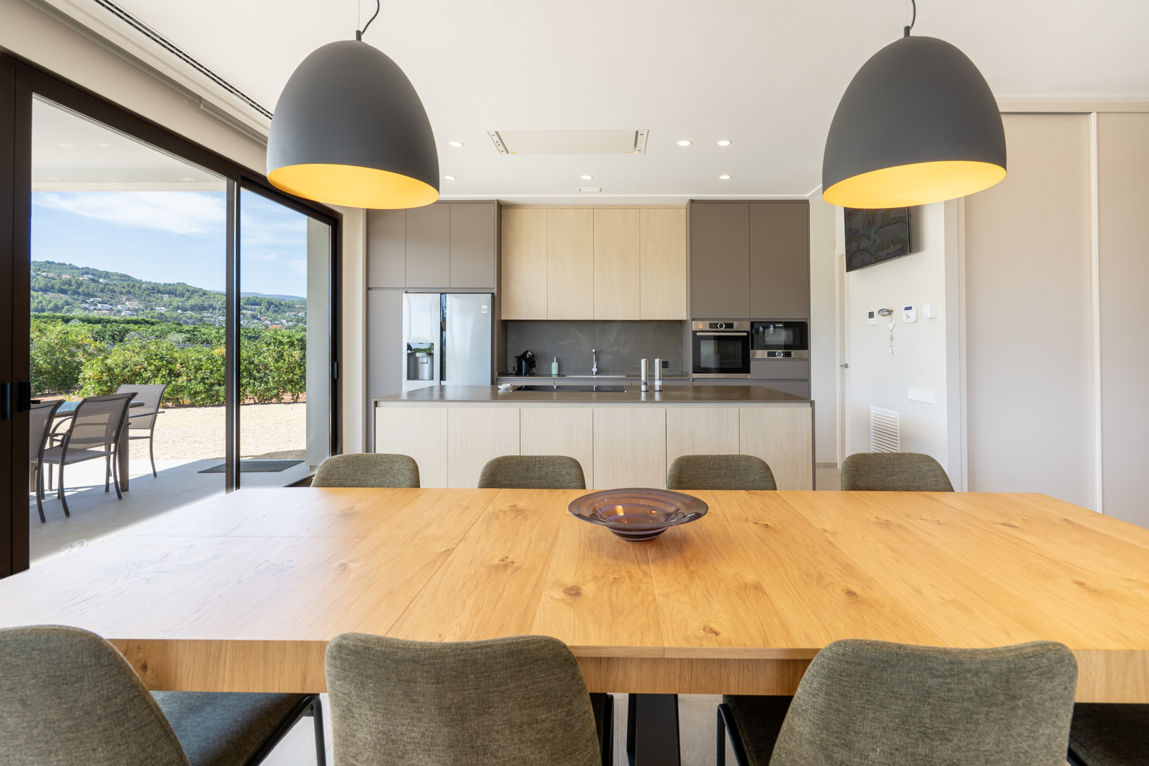 Salle à manger et cuisine ouverte