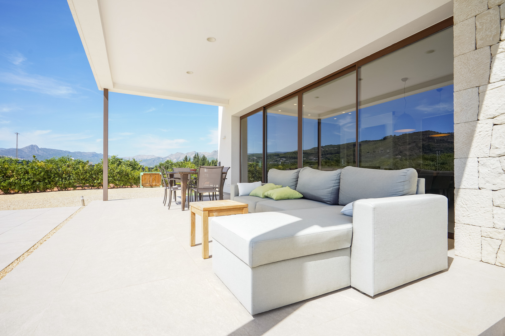 Terrasse couverte avec vue dégagée