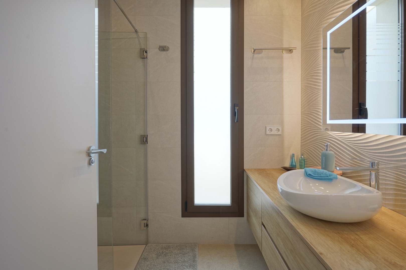 Salle de bains avec douche