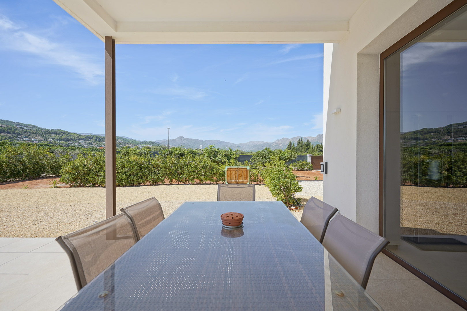 Terrasse couverte donnant sur les montagnes