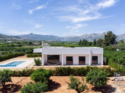 Extérieur de la villa avec piscine