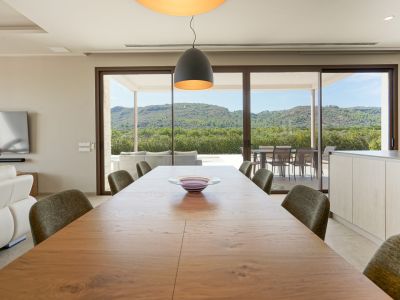 Salle à manger avec vue montagne