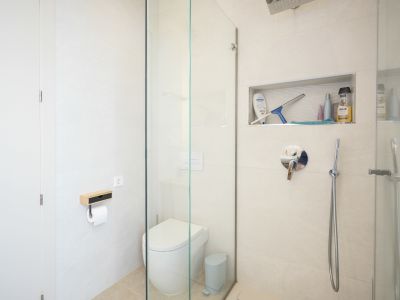 Salle de bains avec douche