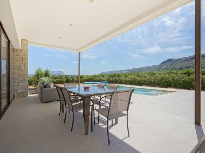 Terrasse couverte et piscine