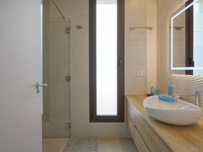 Salle de bains avec douche