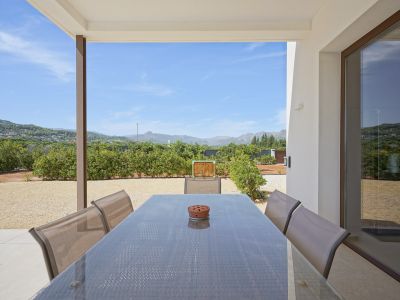 Terrasse couverte donnant sur les montagnes