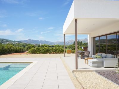 Terrasse couverte et piscine