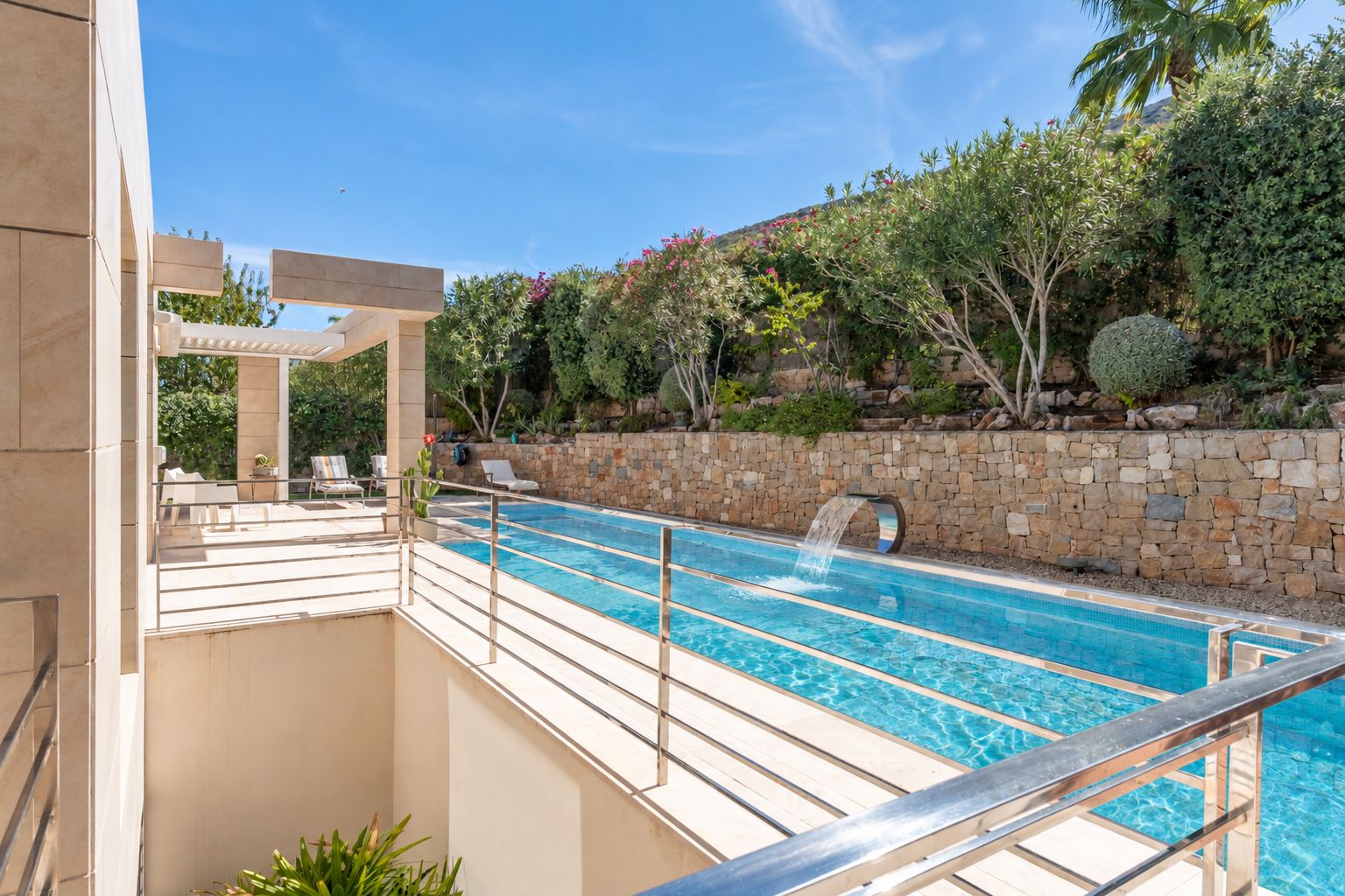 Piscine extérieure et terrasse