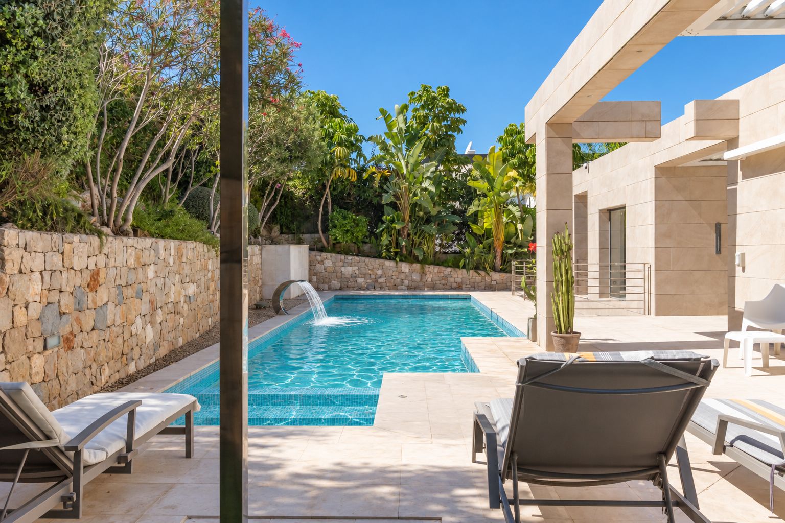 Piscine extérieure et terrasse