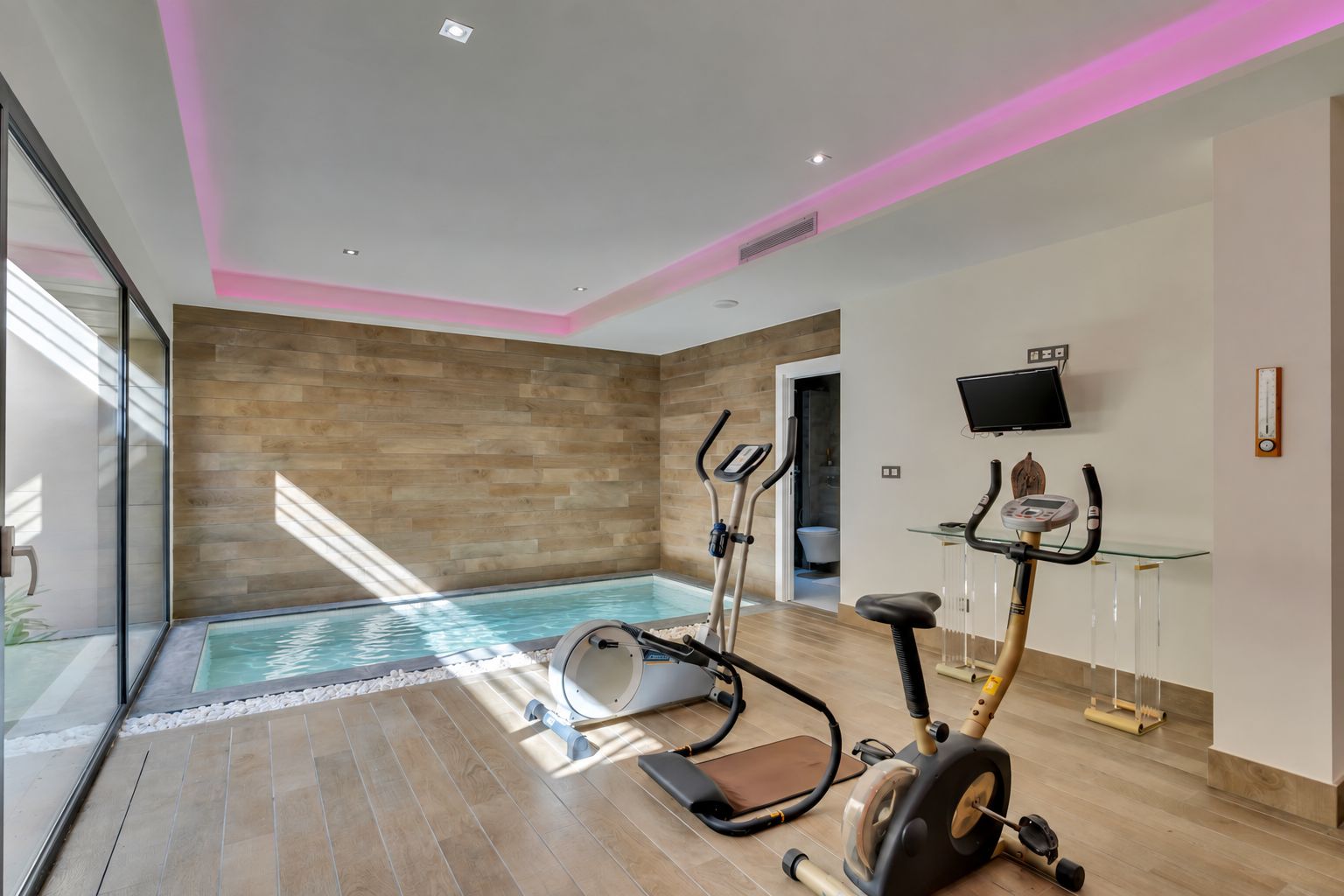 Salle de sport et piscine intérieure