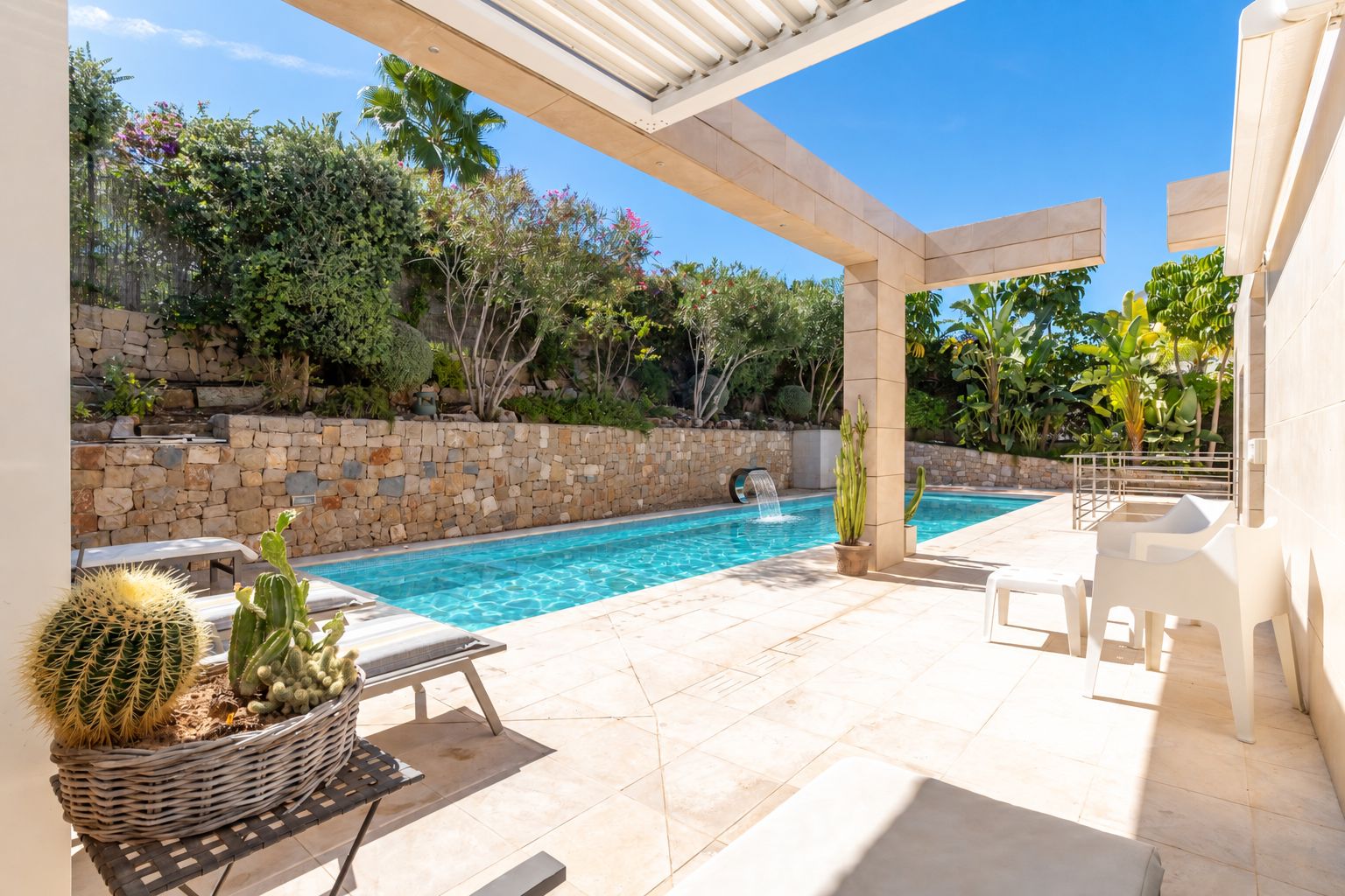 Piscine extérieure et terrasse