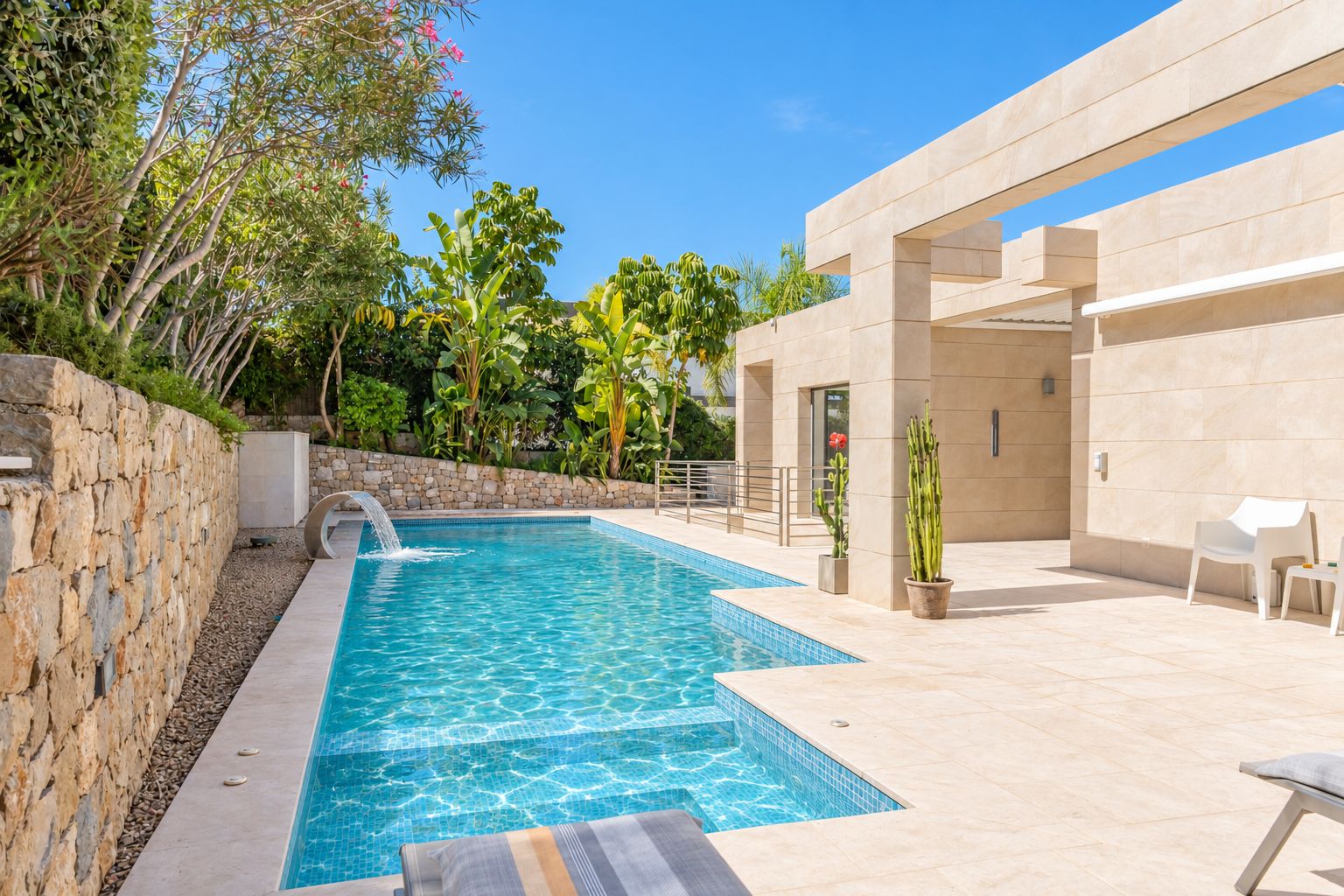 Piscine extérieure et terrasse