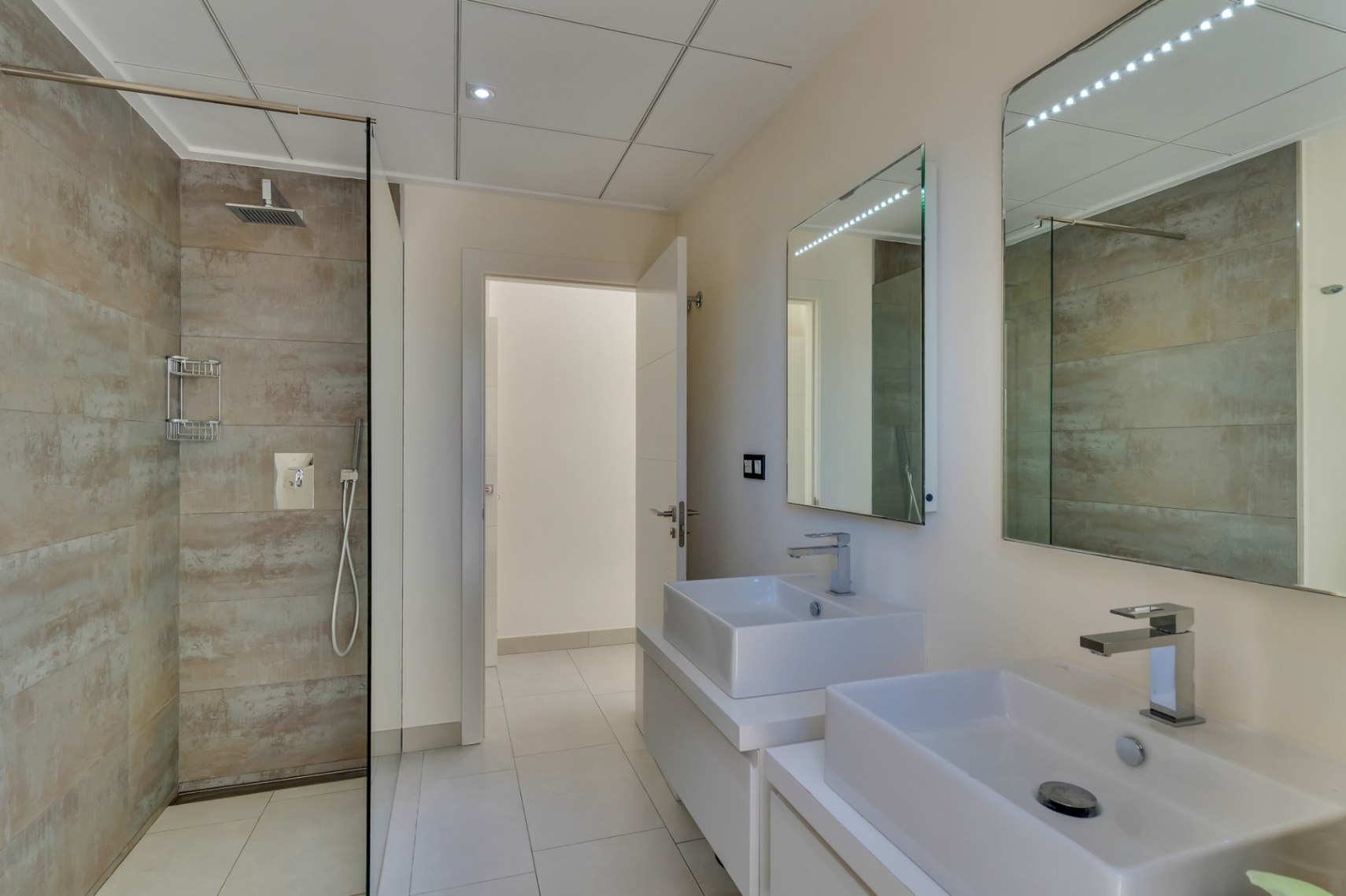 Salle de bains avec douche