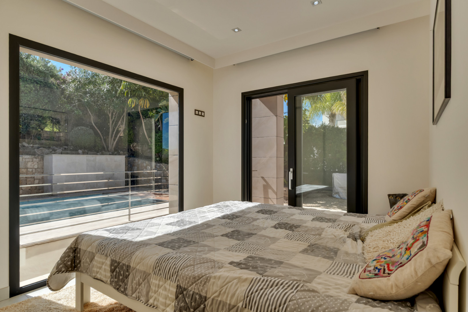 Chambre avec accès à la piscine
