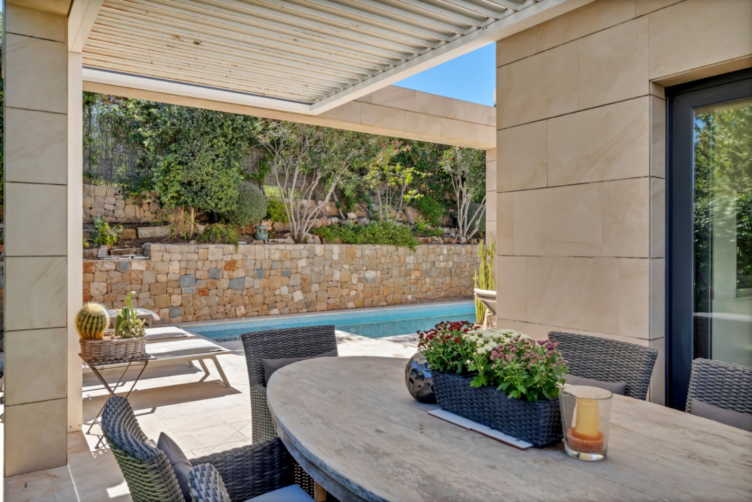 Terrasse couverte et piscine